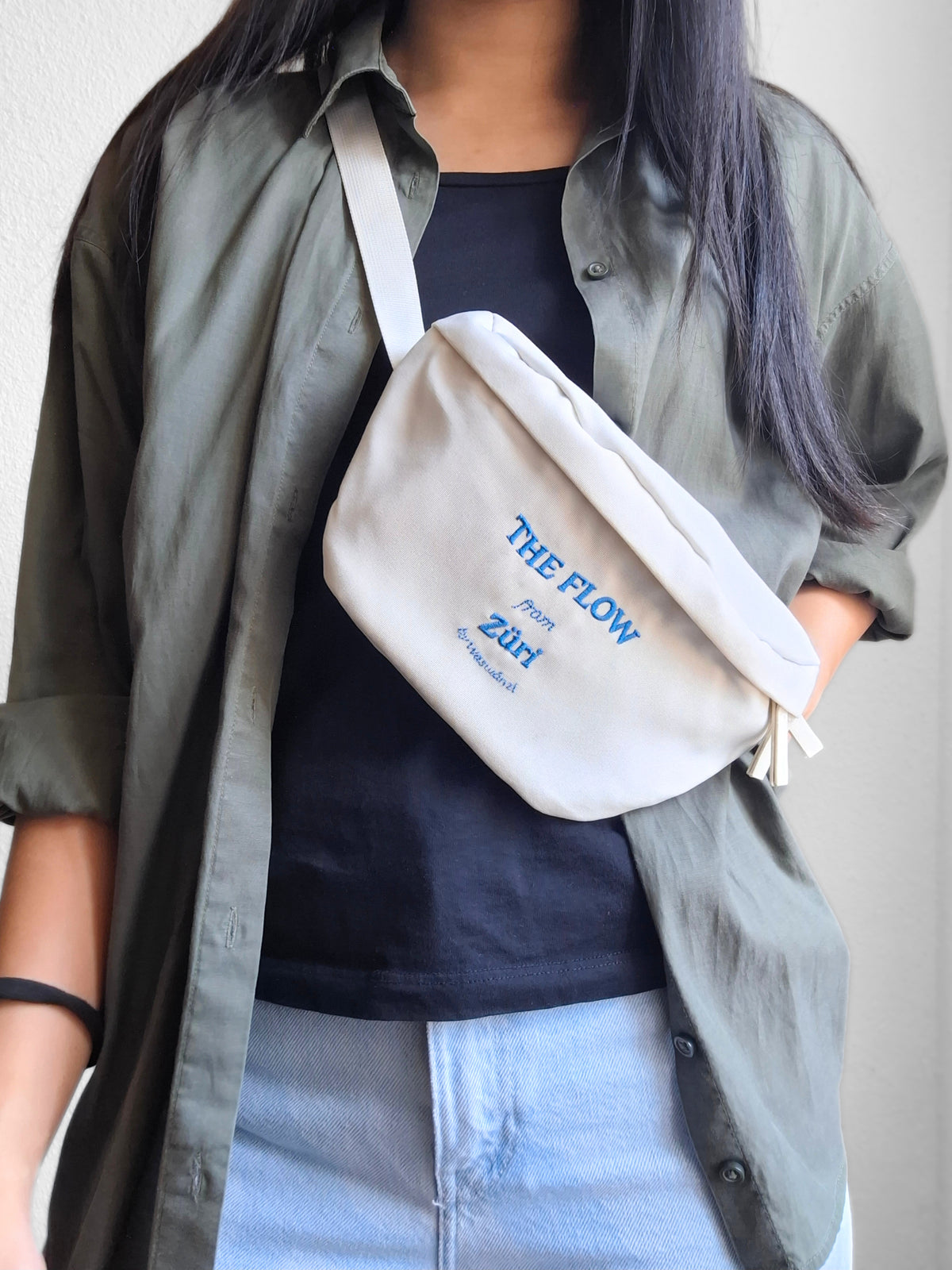 Beige The Flow from Züri Bauchtasche am Körper getragen