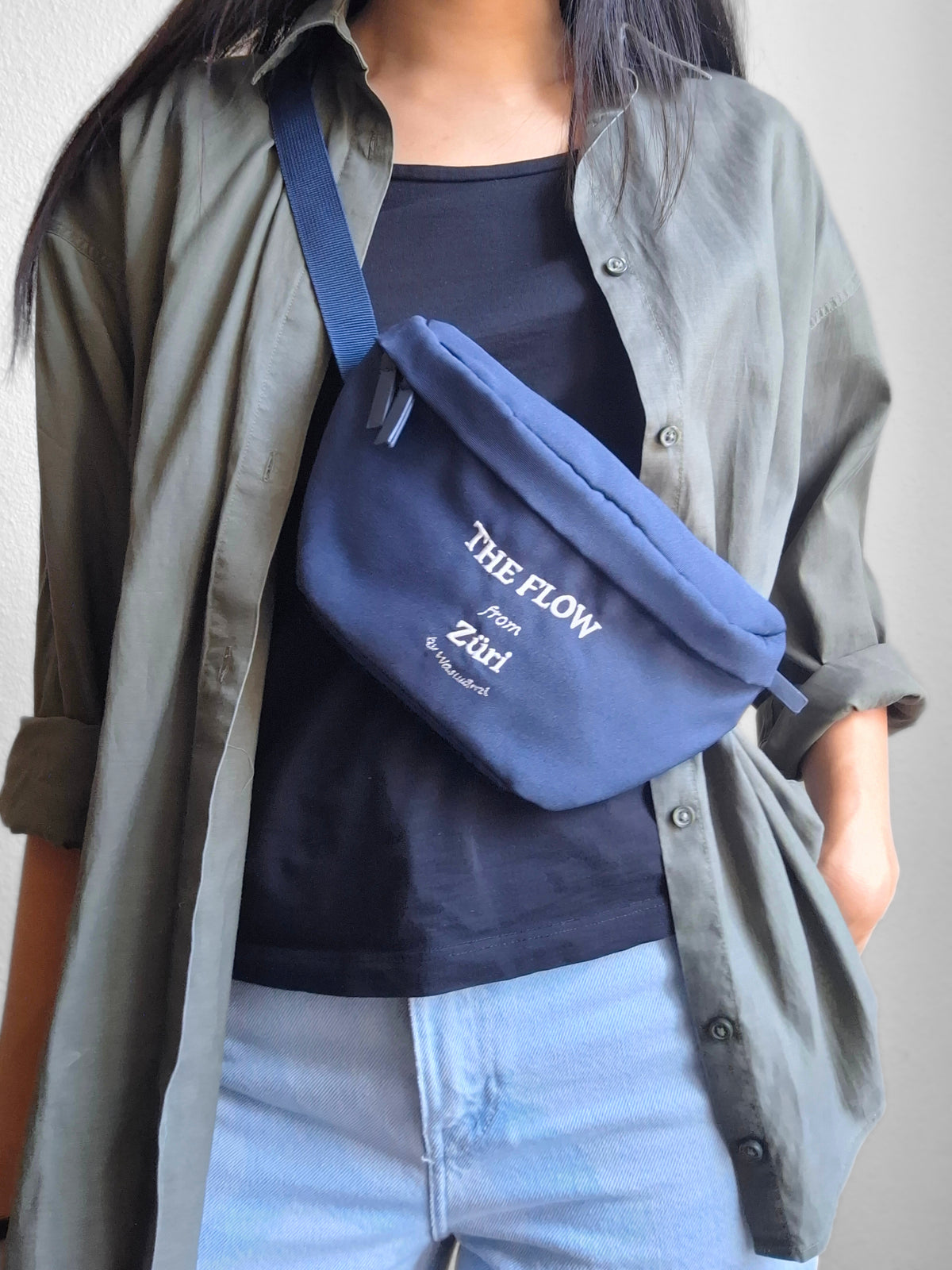 Navy The Flow from Züri Bauchtasche am Körper getragen